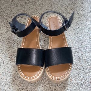 Size 8 gently used universal thread platform sandals